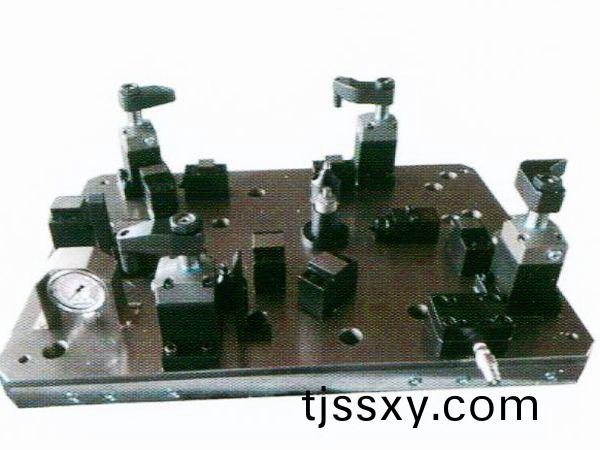 齒(chi)輪室(shi)罩蓋(gai)液壓(ya)裌具(ju)